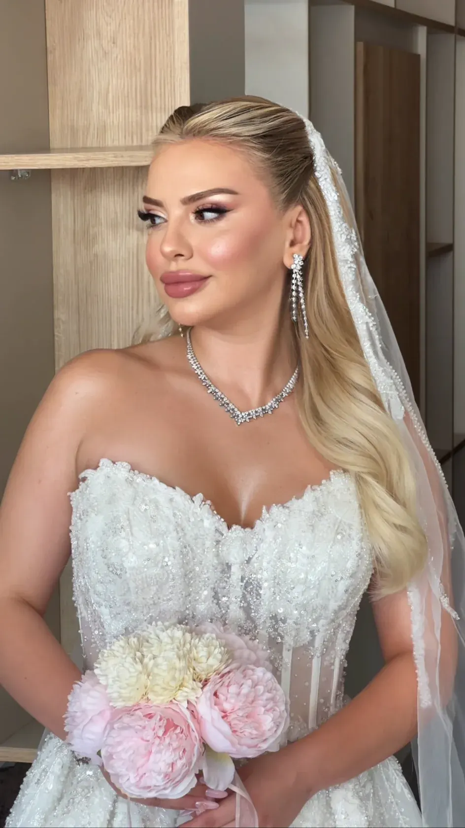 Işıltılı ten ve belirgin göz makyajıyla gelin portresi