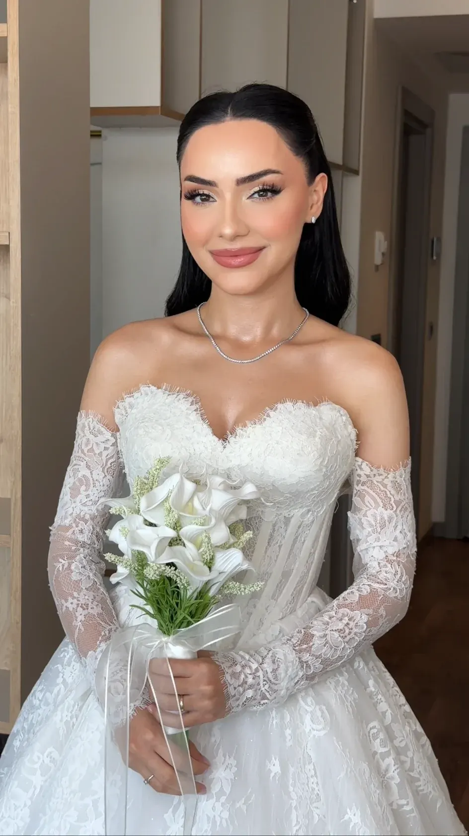 Buketiyle poz veren gelinin makyaj görünümü
