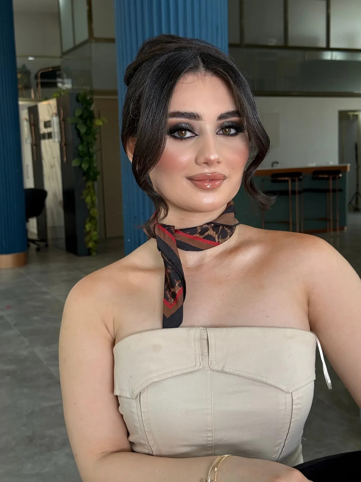 Dumanlı göz ve parlak ten görünümlü makyaj