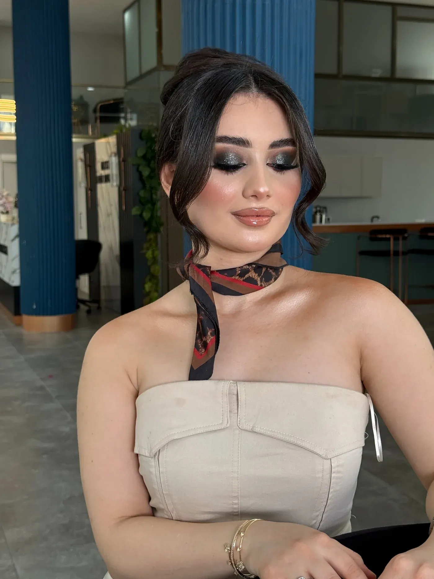 Gözler kapalıyken dumanlı göz makyajı detayı