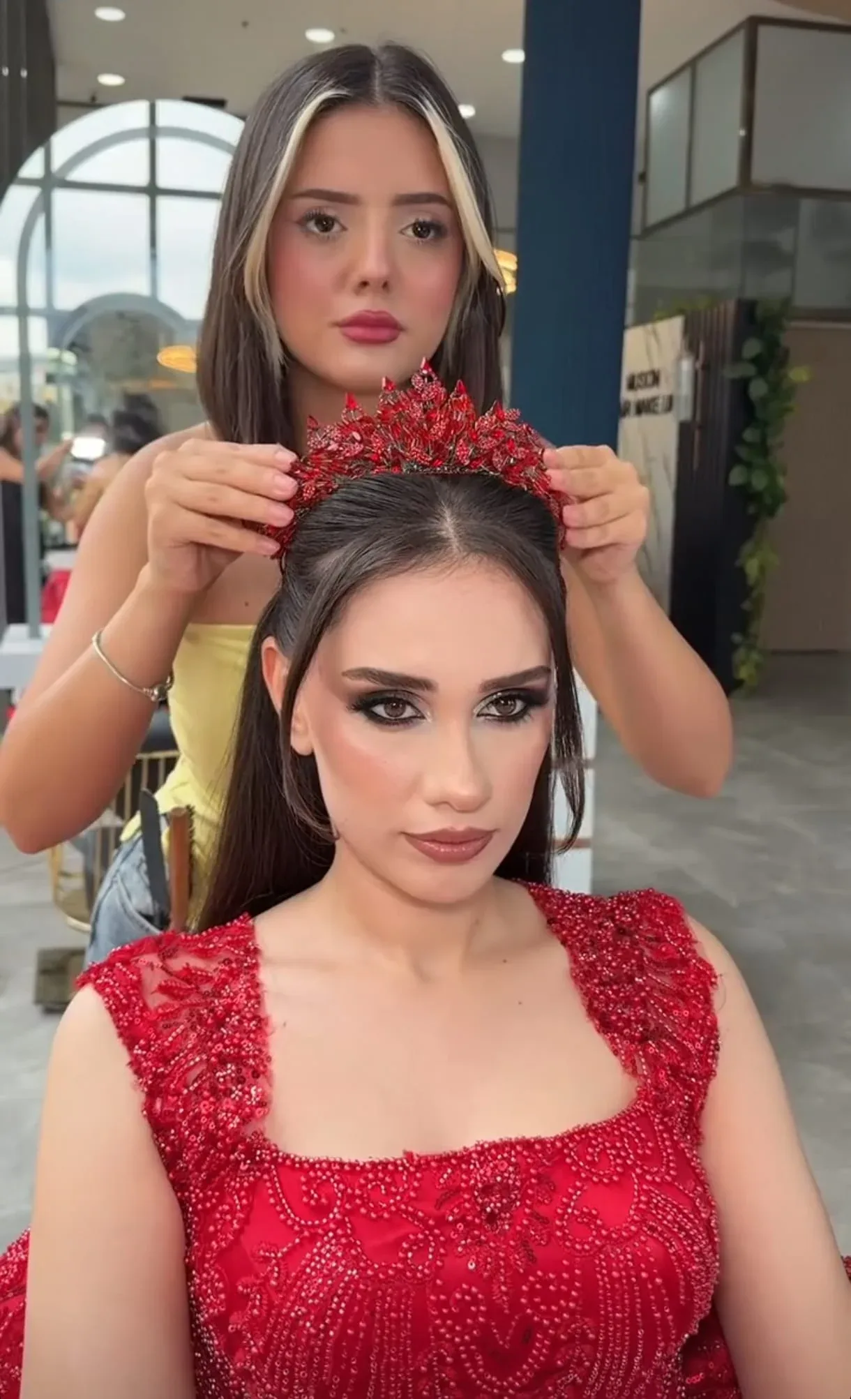 Sakine Yalçın uygulamanın başında çalışırken